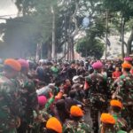 Duduknya Pasukan TNI di Jalan Sambil Dengar Aspirasi Demonstran Kwitang IMG20250830130344.jpg